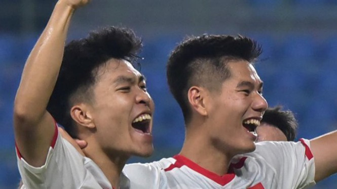 Pemain Vietnam U-23 merayakan gol.