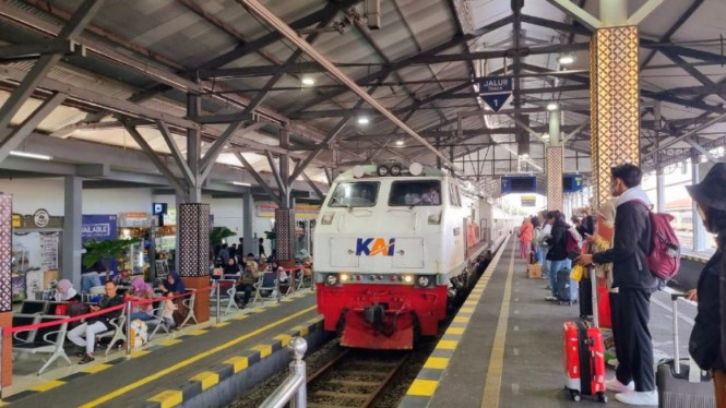 Kereta api jarak jauh.
