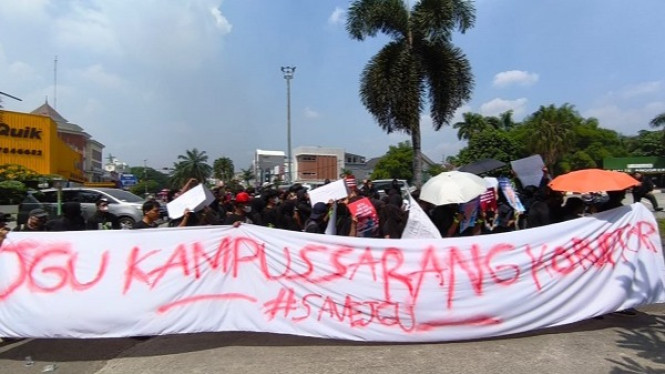 Kampus JGU Depok di demo mahasiswa gegara skandal KIP Kuliah