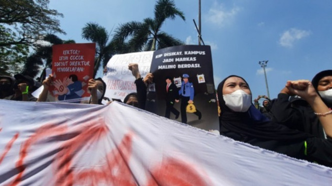 Aksi demo mahasiswa soal KIP di kampus JGU Depok
