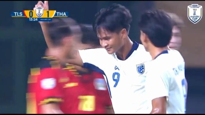 Pemain Thailand U-23 merayakan gol.