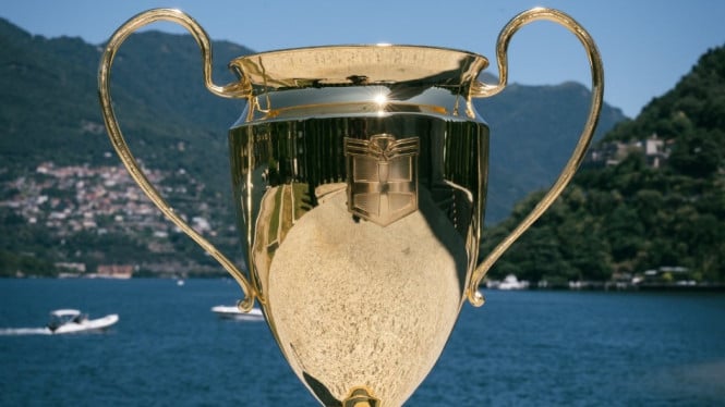 Trofi juara Como Cup.