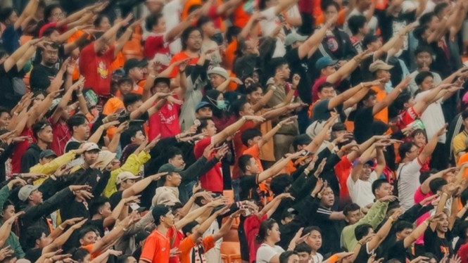 Jakmania beraksi.