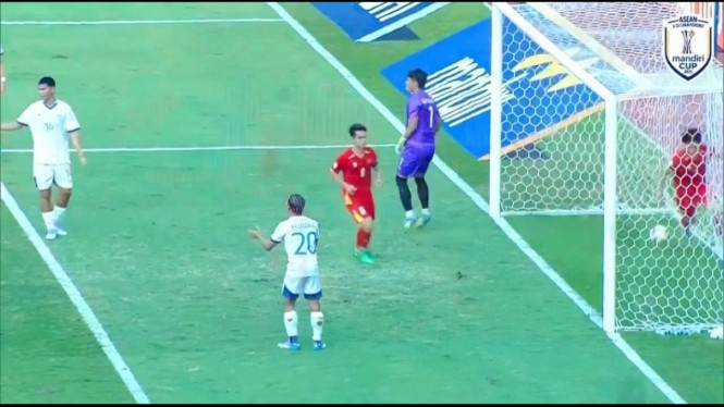 Satu dari dua gol Vietnam U-23 ke gawang Filipina U-23.