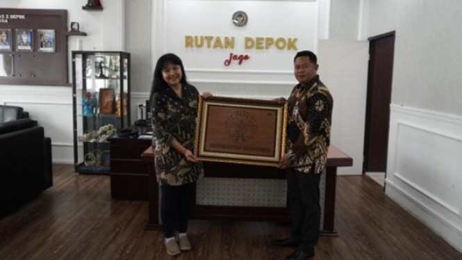 Diru DPIS UI Saraswat Putri dan Kepala Rutan Depok, Agus Imam (kanan)