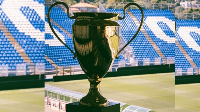 Trofi juara Como Cup 2025.