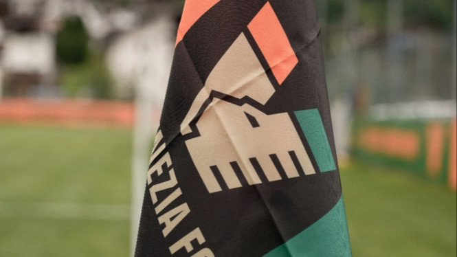 Logo Venezia di bendera sepak pojok.