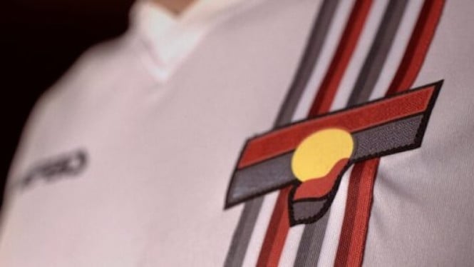 Jersey tandang Cremonese untuk musim 2025/26.