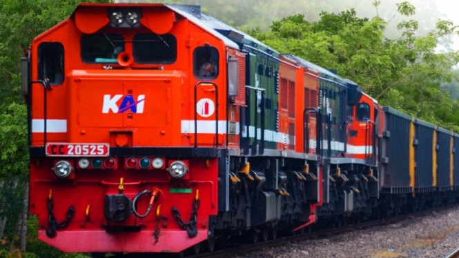 Lokomotif CC 205 menarik rangkaian KA Babaranjang.
