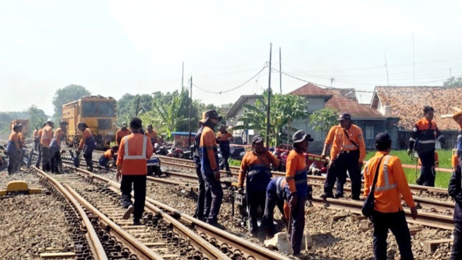 Petugas PT KAI memperbaiki rel di lokasi anjlok KA Argo Bromo Anggrek.