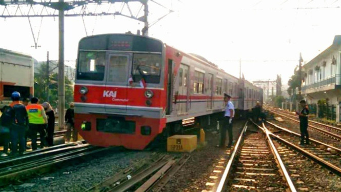 KRL anjlok di emplasemen Stasiun Jakarta Kota.
