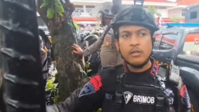 Anggota Brimob kesal demo warga Pati ricuh