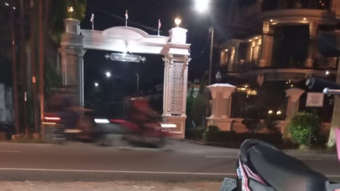 Oknum SatpolPP Usir Wartawan saat Liputan Investigasi Penggeledahan KPK di Rumah Gubernur Kalbar