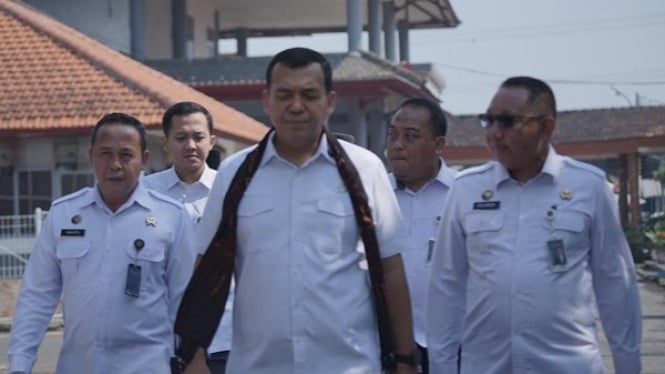 Wamen Imipas, Silmy Karim (kiri) bersama Kepala Lapas Surabaya
