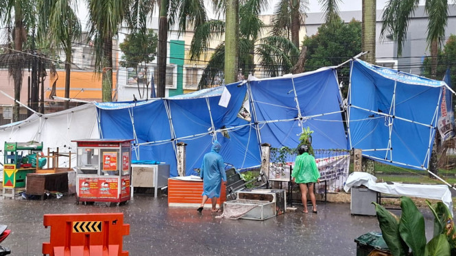 Kios di Cinere rusak akibat puting beliung