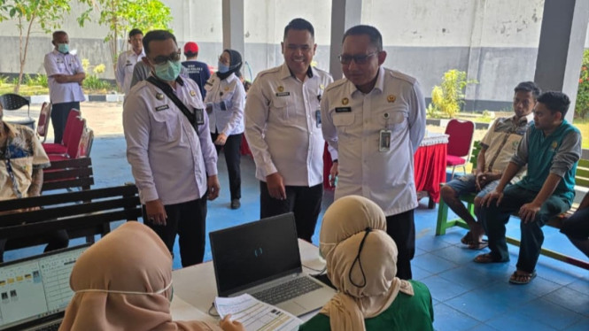 Kepala Lapas Surabaya Sohibur cek pemeriksaan TBC