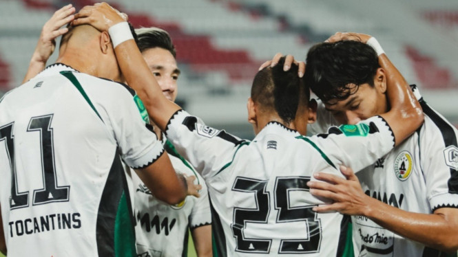 Pemain PSS Sleman merayakan gol.