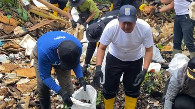 Wawalkot bersihkan sampah di Sungai Cipinang
