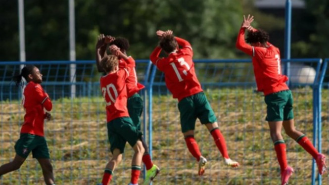 Cristiano Ronaldo Junior (kanan) melakukan selebrasi ikonik ayahnya