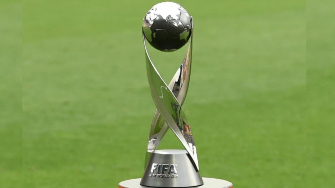 Trofi juara Piala Dunia U17.