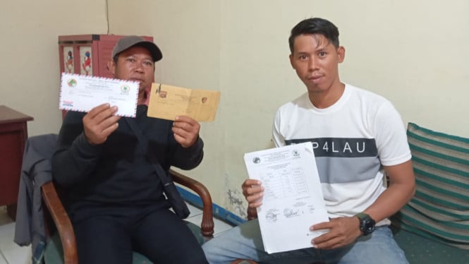 Warga Desa Jangkang Dua Juliadi dan Beni Siswanto