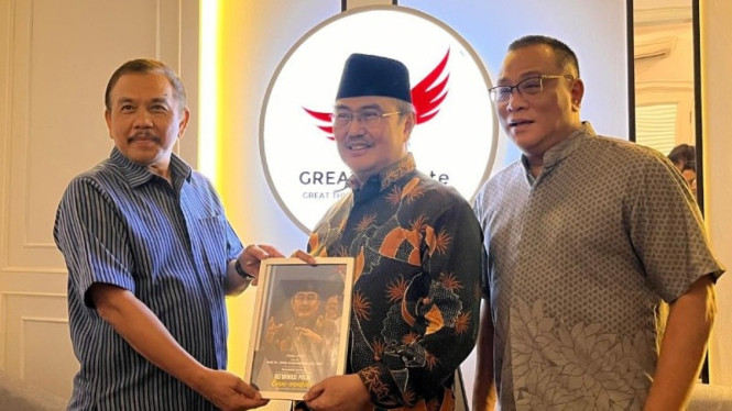 Prof. Jimly Asshiddiqie (Tengah)