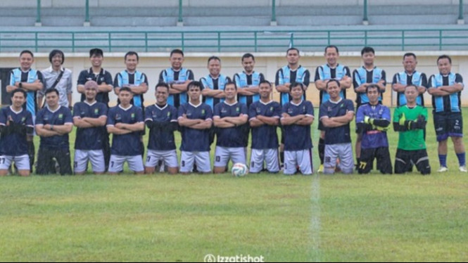 Laga persahabatan Forkopimda (atas) dan IJTI Depok FC