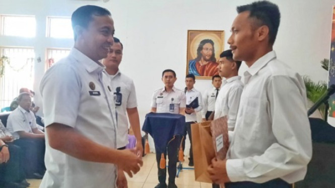 Kepala Rutan Depok, Agung Nurbani memberi remisi natal