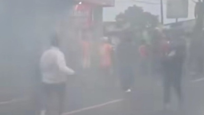 Bentrok suporter Persib vs Persija di Depok