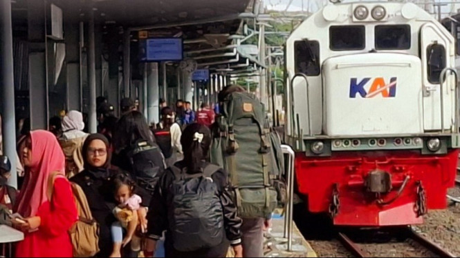 Penumpang kereta api di Stasiun Pasarsenen.
