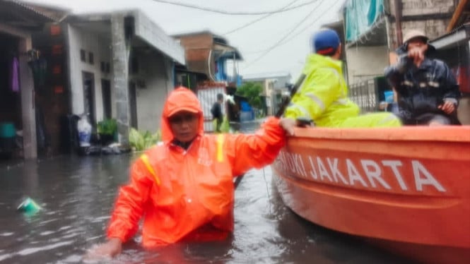 Petugas evakuasi warga terdampak banjir di Jakarta Timur