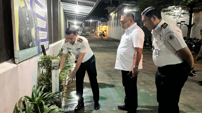 Pradi (tengah) saat meninjau titik banjir di Rutan Depok