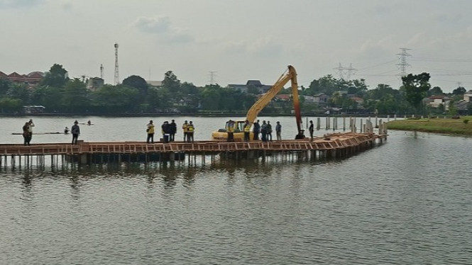 Proyek jogging track dan tembok beton di Situ Tujuh Muara Depok
