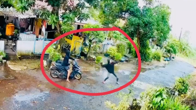 Penampakan pelaku lempar paket narkoba ke Lapas Surabaya