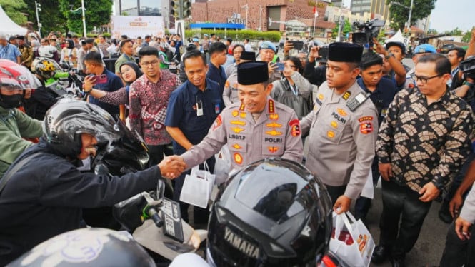 Kapolri bagi takjil