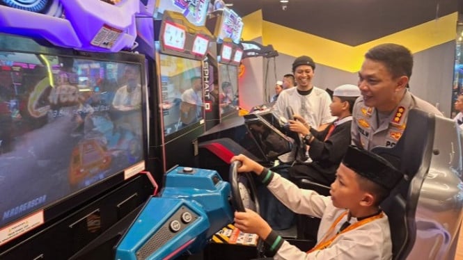 Kapolres Depok temani anak yatim bermain di Timezone Margocity