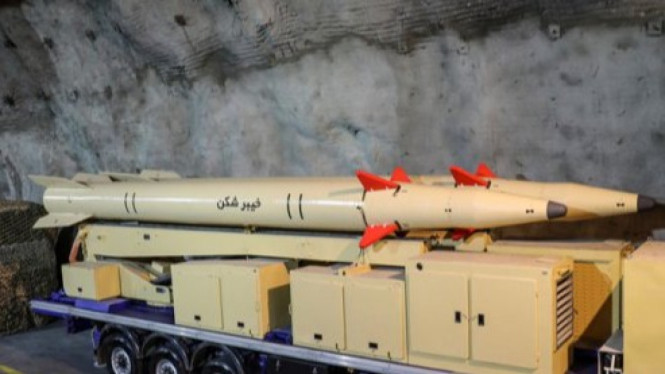 Rudal Kheibar Shekan Iran meluncur ke Israel dan aset Amerika