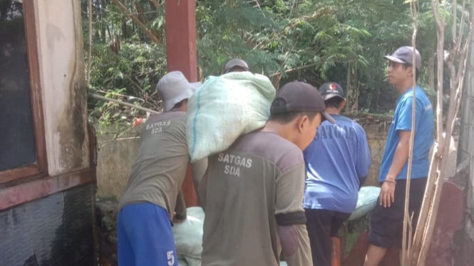 Satgas SDA dari Dinas PUPR Depok tanggulangi kerusakan akibat banjir