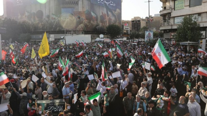 Rantai Manusia Iran Hadapi Ancaman Trump