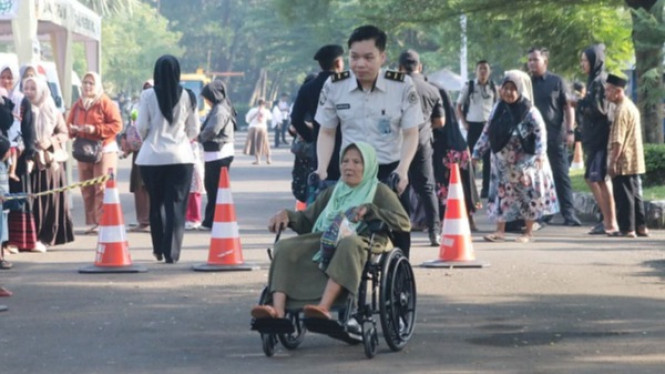Petugas Lapas Cibinong sigap berikan layanan ke masyarakat