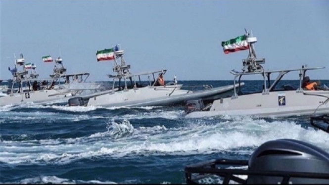 Potret Kapal Iran Berpatroli di Selat Hormuz