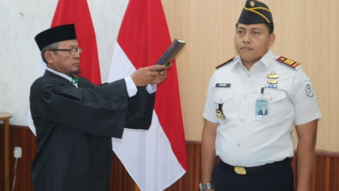 Proses pelantikan Numan Fauzi sebagai Kalapas Terbuka Kendal Jawa Tengah.