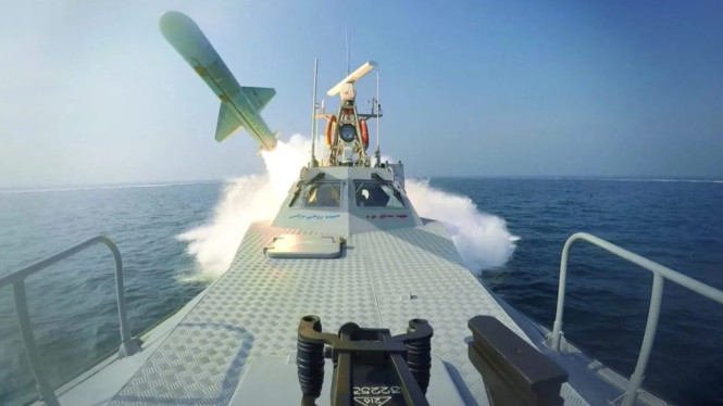 Ilustrasi kapal perang Iran jaga Selat Hormuz dari tekanan Amerika