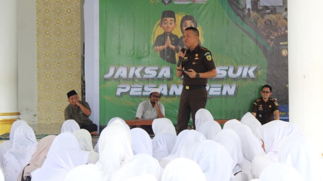 Tim jaksa dari Kejari Lombok Tengah berikan edukasi tentang siber