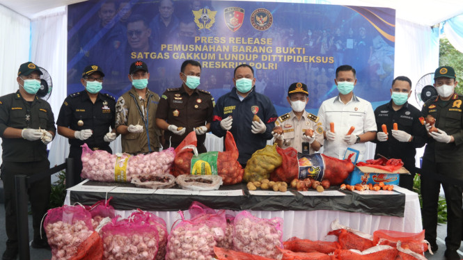 Bareskrim Polri Memusnahkan Bawang Impor ilegal