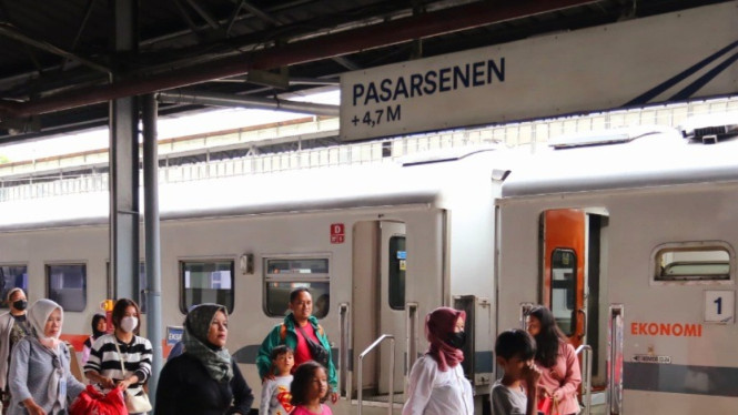 Penumpang KAJJ di Stasiun Pasarsenen.