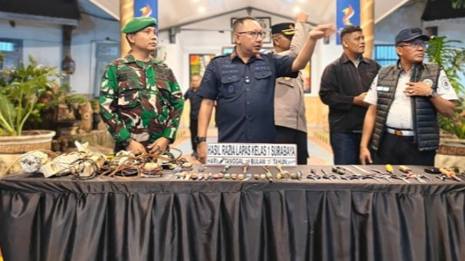 Kepala Lapas Surabaya Sohibur Rachman (tengah) saat perlihatkan hasil razia