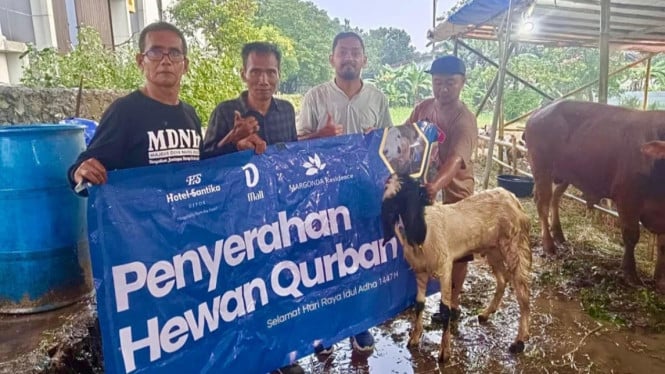 Dmall salurkan hewan kurban untuk warga Depok