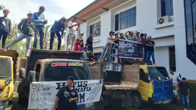 Sopir Mobil Ekspidisi demo DPRD Mempawah