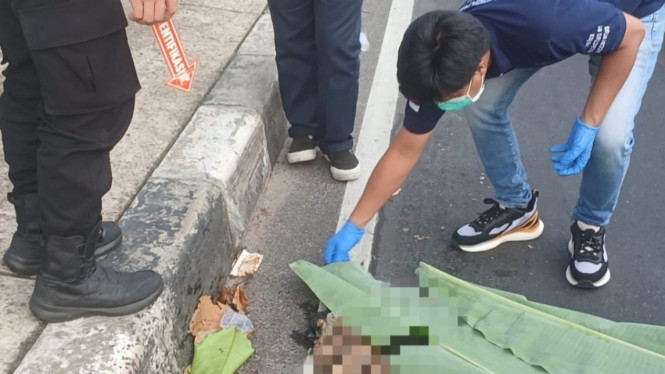 Polisi olah TKP temuan mayat bayi di Flyover Tanah Baru Depok